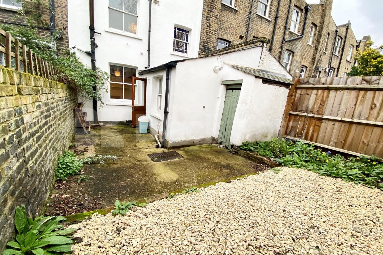 Georgian Townhouse, triplex, four double bedrooms, two bathrooms & Patio Garden Henshaw Street, Elephant and Castle